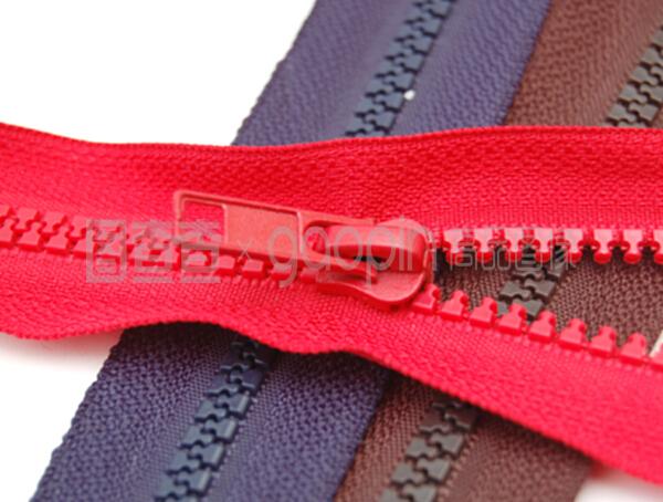 白色背景的拉链