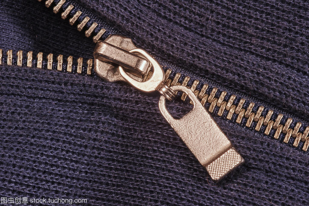 拉链的蓝色毛衣