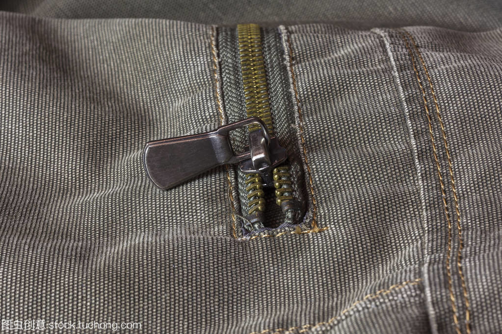 拉链缝到衣服, 并关闭口袋